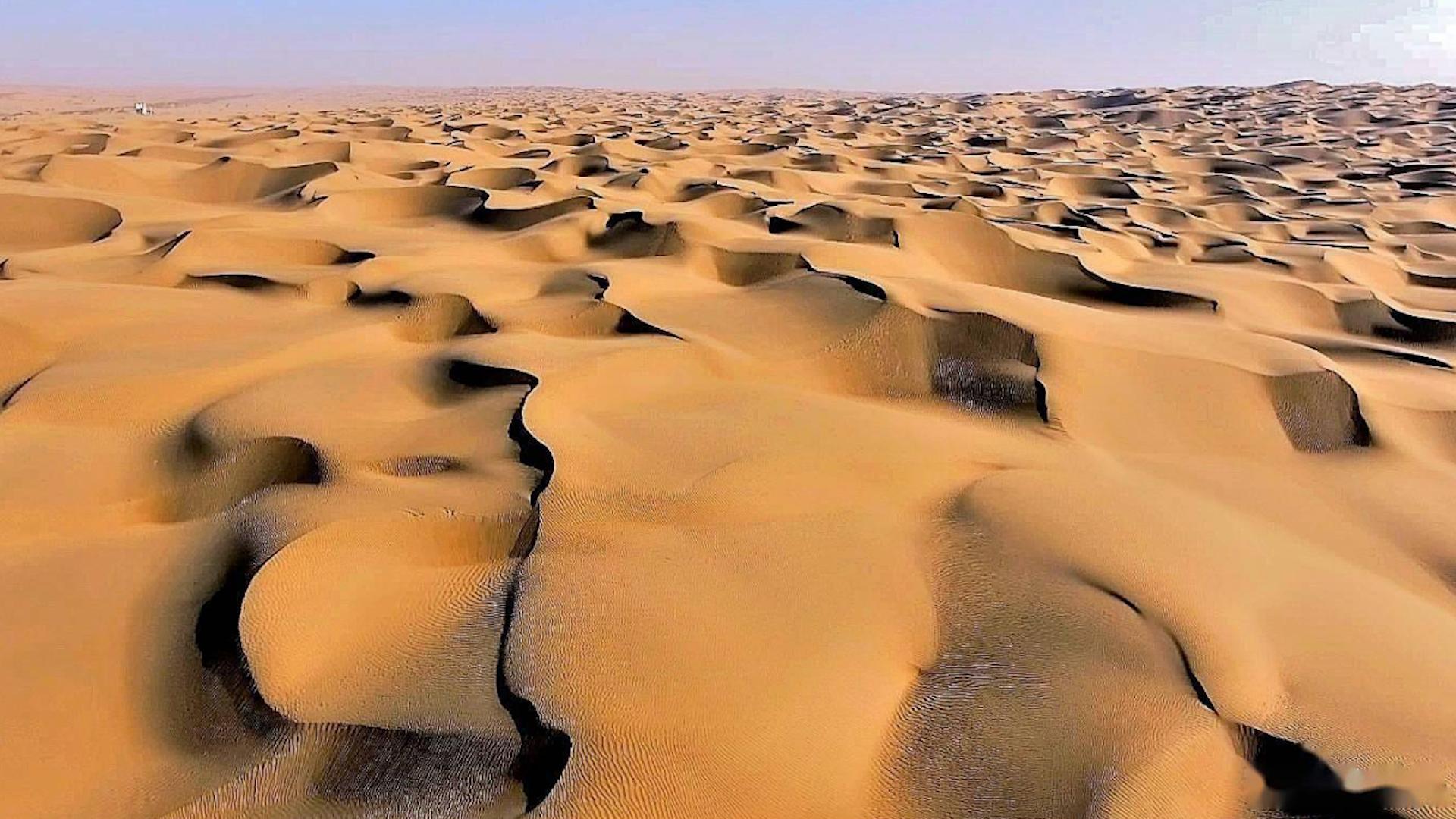 中国最大沙漠中唯一的小镇，生活着2万人，方圆300里被黄沙覆盖